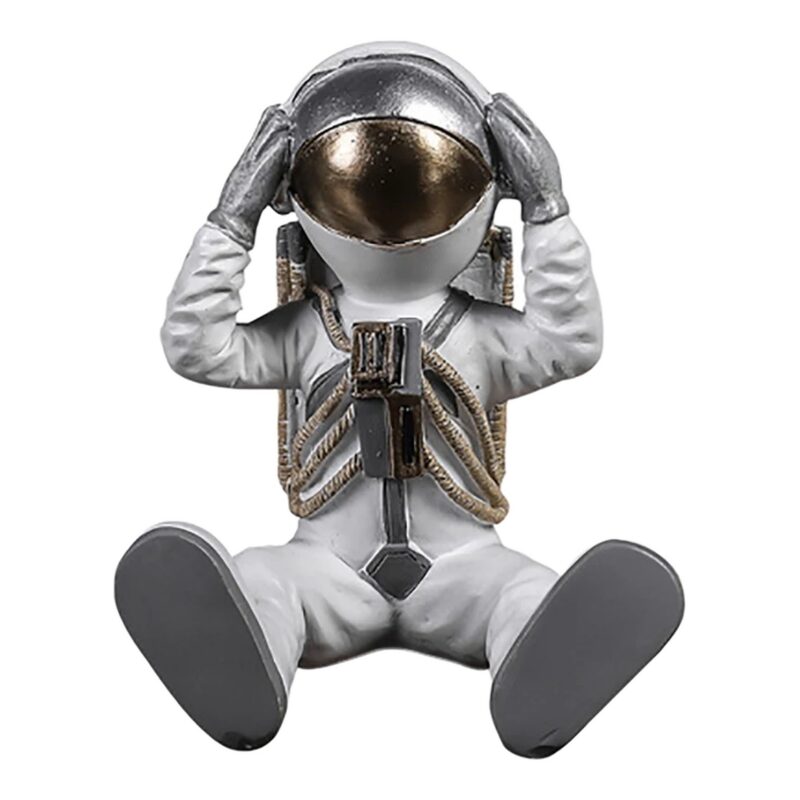 Figurka siedzącego astronauty, dekoracja z dłońmi przy hełmie