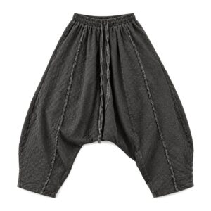 Spodnie haremki damskie z bawełny i lnu, luźne, do kostek, na gumce - spodnie haremki w ruchu z boku, flat lay na białym tle