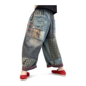 Spodnie haremki damskie jeansowe patchwork, gumka w pasie, jeden rozmiar - widok z boku i tyłu z naszytą kieszenią, modelka od pasa w dół, białe tło