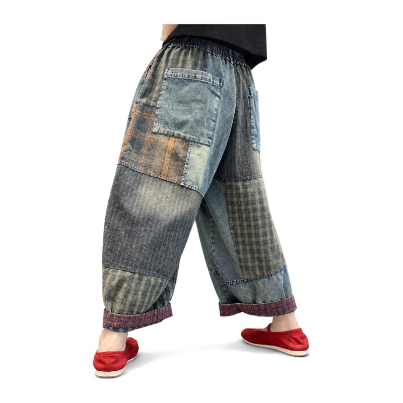 Spodnie haremki damskie jeansowe patchwork, gumka w pasie, jeden rozmiar - widok z boku i tyłu z naszytą kieszenią, modelka od pasa w dół, białe tło