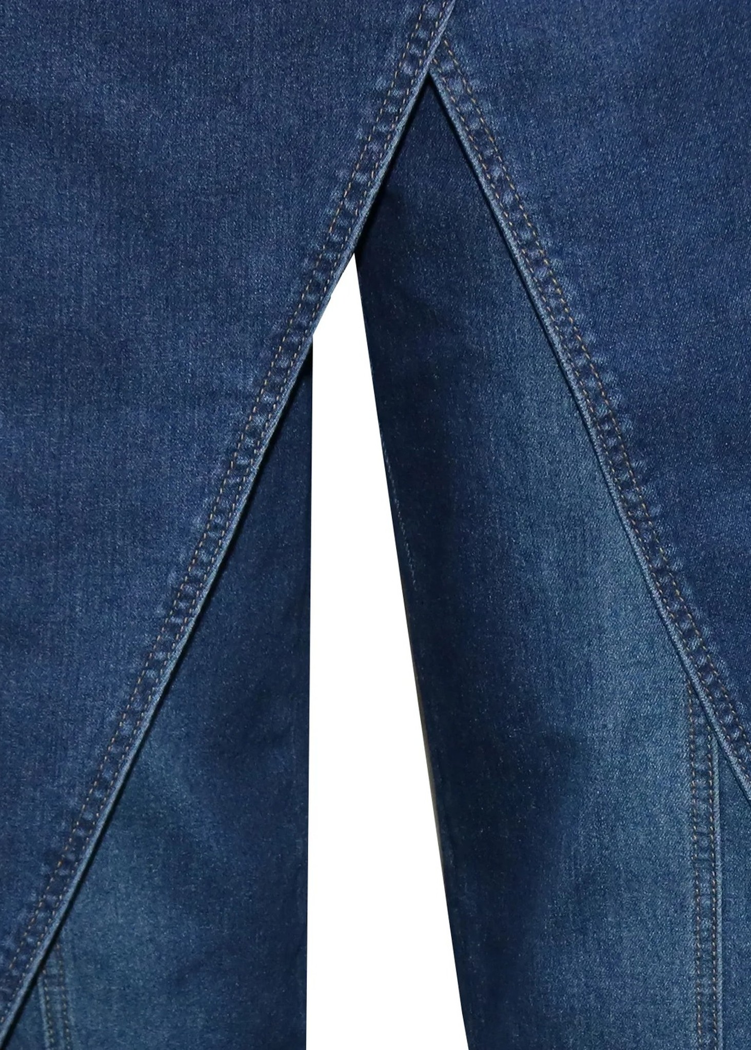 zbliżenie zachodzących na siebie paneli przodu z niebieskiego denimu