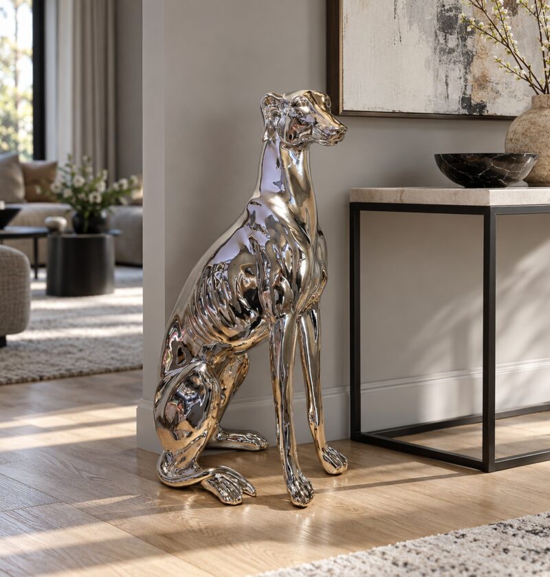 Srebrna figurka psa charta z żywicy 54 cm, nowoczesna rzeźba do salonu - nowoczesny salon w szarościach, figurka na podłodze obok konsoli, naturalne światło, skala 54 cm