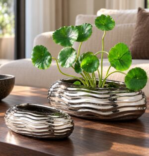 Srebrna owalna misa ceramiczna na kwiaty z falami, 24 lub 18 cm - nowoczesny salon, misa z zieloną rośliną na niskim stoliku z ciemnego drewna