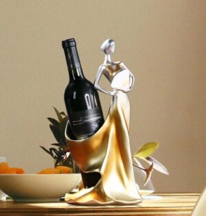 Stojak na wino w kształcie kobiety w sukni, figurka z żywicy 33 cm - ciepły salon z drewnianą komodą, figurka z butelką wina obok misy z owocami, wieczorne światło lampy