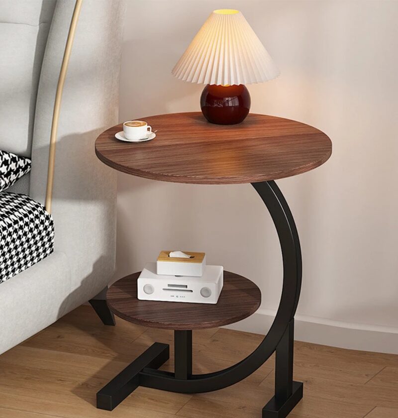 Stolik boczny okrągły 40 cm z półką, rama w kształcie C, brązowy - salon z sofą i lampką
