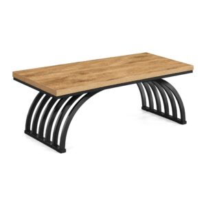 Stolik kawowy 120 cm z łukowymi metalowymi nogami, blat w kolorze drewna - stolik pod kątem na białym tle, pusty blat
