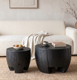 Stolik pomocniczy pień z litej sosny, okrągły, 40-60 cm, wabi-sabi - minimalistyczny salon wabi-sabi z jasnymi ścianami, dwa czarne opalane stoliki 60 i 40 cm