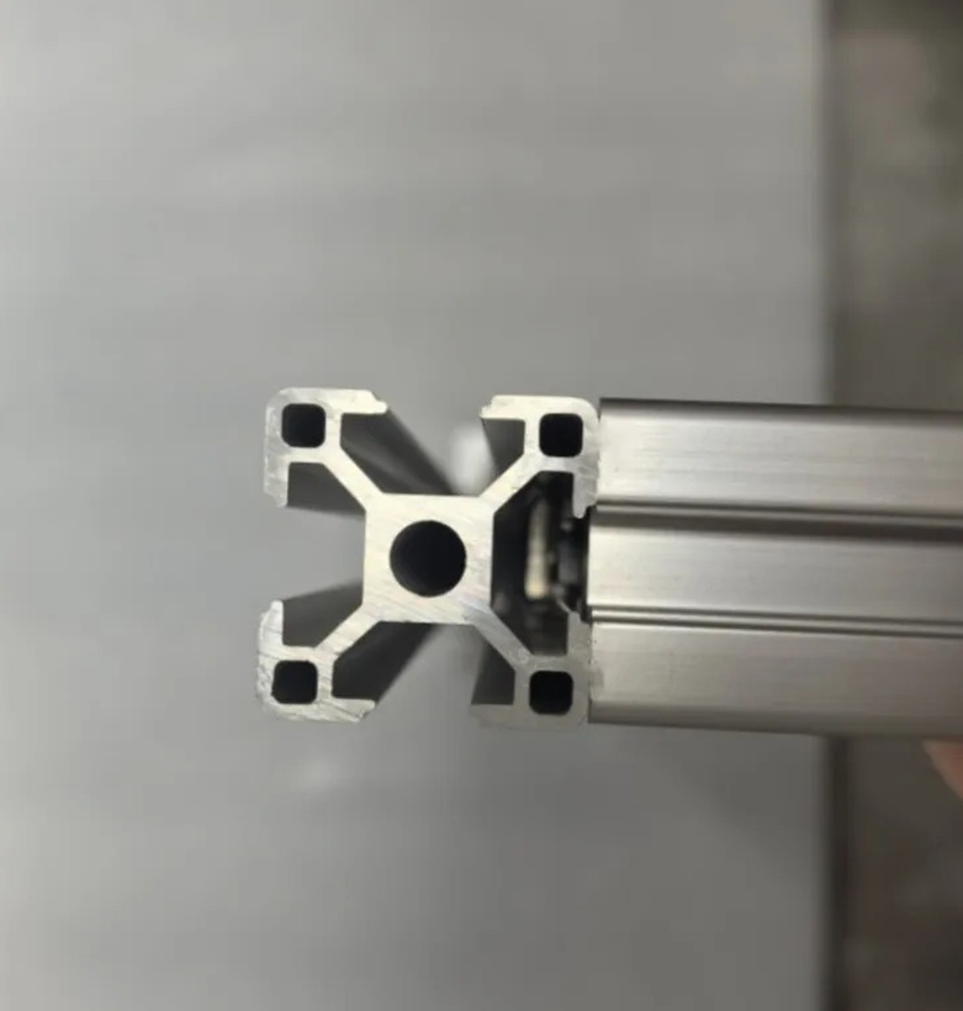 przekrój profilu aluminiowego 30 x 30 mm z rowkami