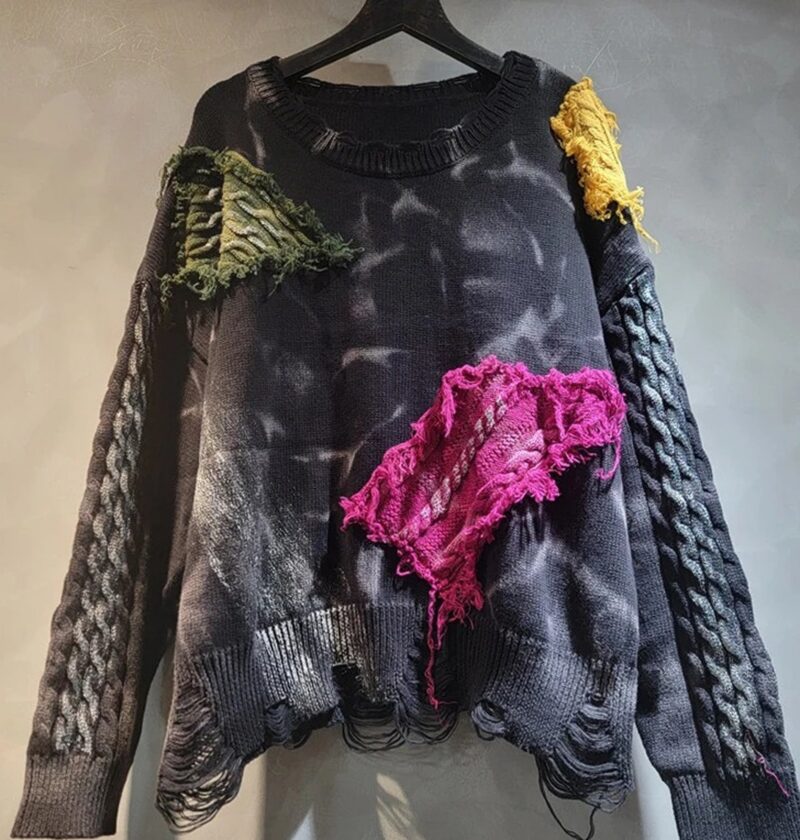Sweter damski oversize z kolorowymi łatami z przędzy, czarny tie-dye - miejska ulica jesienią, szerokie jeansy