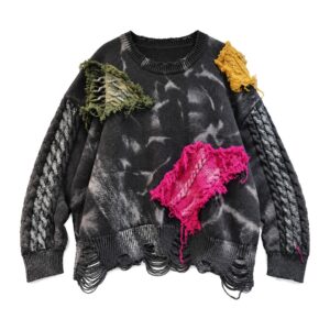 Sweter damski oversize z kolorowymi łatami z przędzy, czarny tie-dye - przód swetra, białe tło