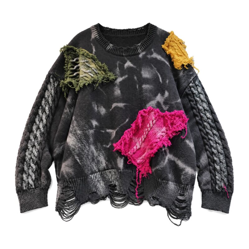 Sweter damski oversize z kolorowymi łatami z przędzy, czarny tie-dye - przód swetra, białe tło