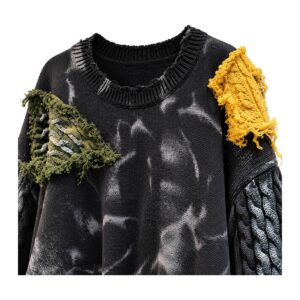 Sweter damski oversize z kolorowymi łatami z przędzy, czarny tie-dye - bok i rękaw z warkoczami, białe tło