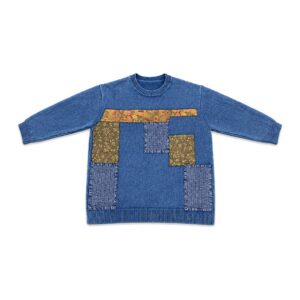 Sweter damski oversize z naszywkami patchwork, okrągły dekolt, 5 kolorów - niebieski sweter płasko, białe tło