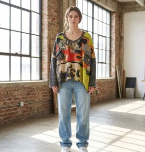 Sweter damski oversize patchwork z denimem, dekolt w serek, kolorowy - loft, modelka w wersji beżowo-limonkowej (ref g04)