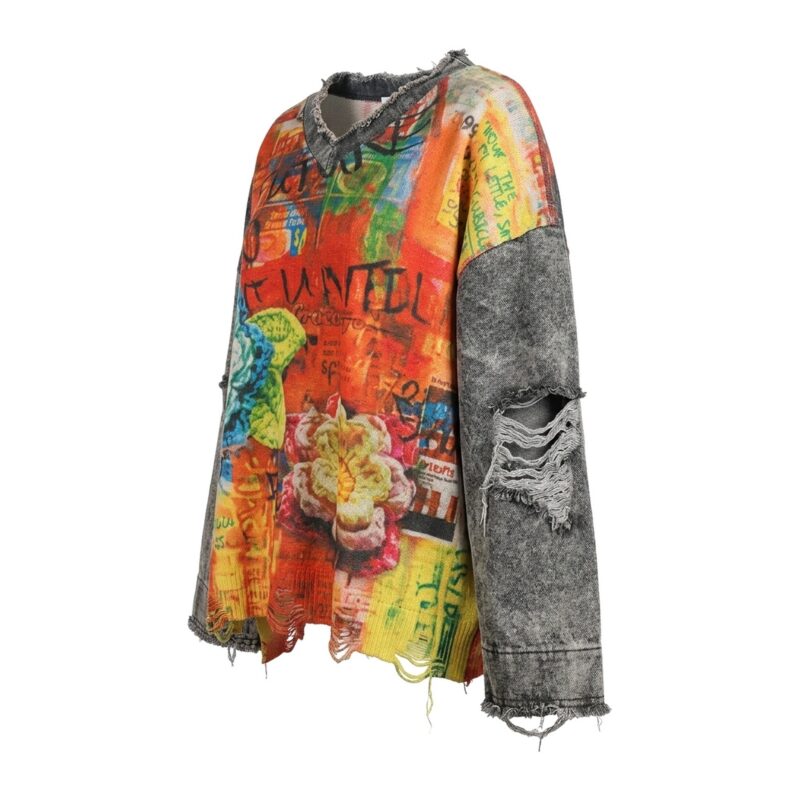 Sweter damski oversize patchwork z denimem, dekolt w serek, kolorowy - widok z boku/3/4, białe tło (ref g02)