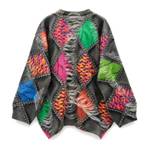 Sweter damski oversize patchwork w romby, kolorowy nadruk, dzianina - sweter, tył, białe tło