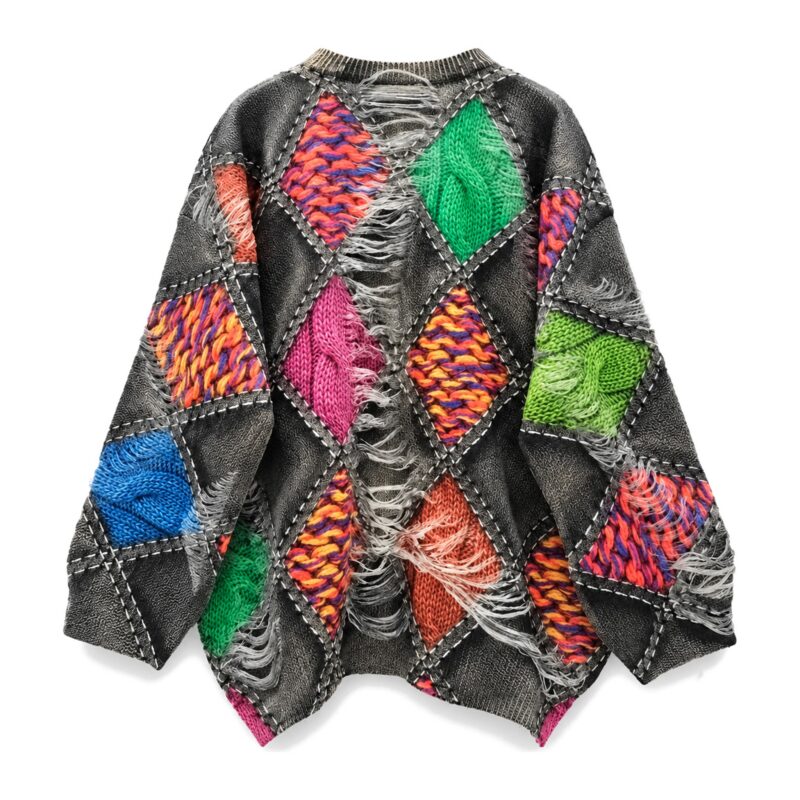 Sweter damski oversize patchwork w romby, kolorowy nadruk, dzianina - sweter, tył, białe tło