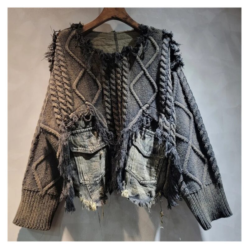 Sweter damski oversize z warkoczami i jeansowymi kieszeniami, patchwork - wariant grafitowy