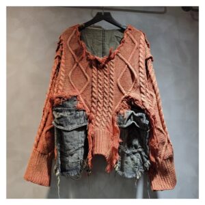 Sweter damski oversize z warkoczami i jeansowymi kieszeniami, patchwork - wariant łososiowy