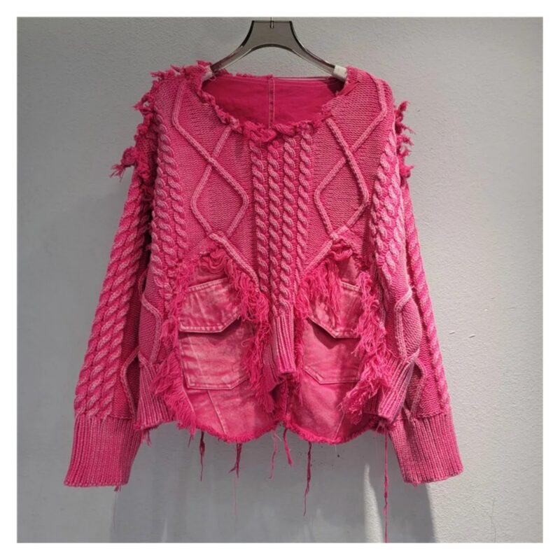Sweter damski oversize z warkoczami i jeansowymi kieszeniami, patchwork - wariant fuksja