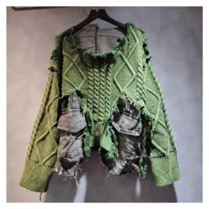 Sweter damski oversize z warkoczami i jeansowymi kieszeniami, patchwork - wariant zielony