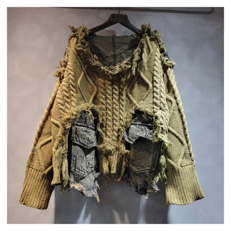 Sweter damski oversize z warkoczami i jeansowymi kieszeniami, patchwork - wariant oliwkowy