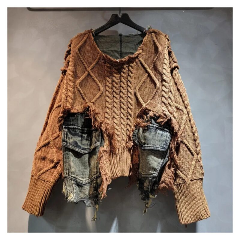 Sweter damski oversize z warkoczami i jeansowymi kieszeniami, patchwork - wariant brązowy