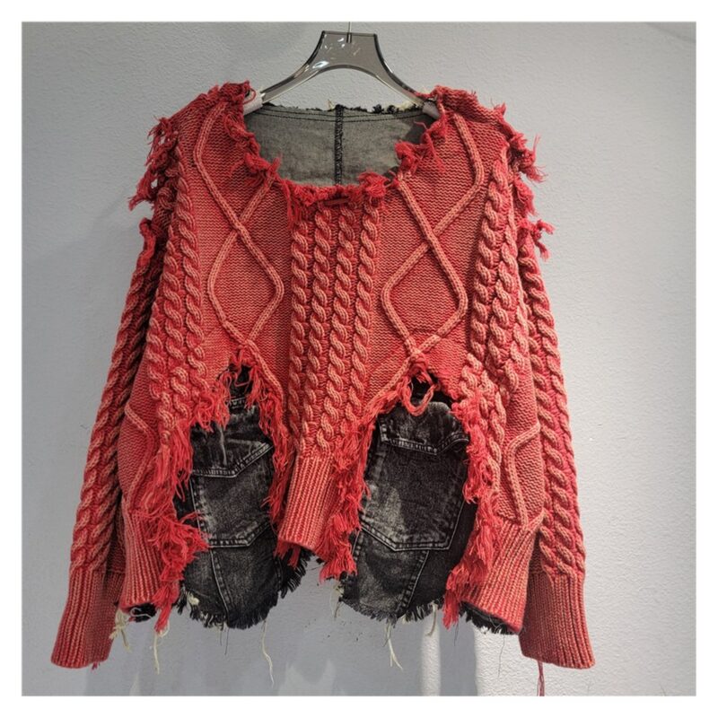 Sweter damski oversize z warkoczami i jeansowymi kieszeniami, patchwork - wariant czerwony