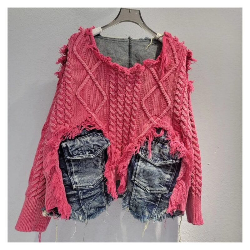 Sweter damski oversize z warkoczami i jeansowymi kieszeniami, patchwork - wariant różowy