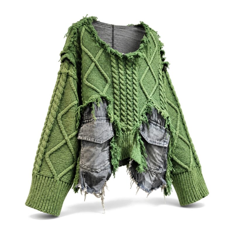 Sweter damski oversize z warkoczami i jeansowymi kieszeniami, patchwork - wariant zielony, białe tło