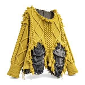 Sweter damski oversize z warkoczami i jeansowymi kieszeniami, patchwork - wariant żółty, białe tło