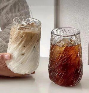 Szklanka do kawy mrożonej 400 ml, skośne żłobienia, 1 lub 2 sztuki - dwie szklanki z latte i kawą czarną