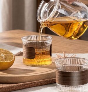 Szklanka ryflowana z opaską z drewna orzecha, 170 lub 300 ml - stół w stylu japandi, parzenie herbaty z dzbanka