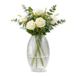 Szklany wazon świecący w ciemności 26 cm, spiralna faktura, owalny - wazon z bukietem białych róż na białym tle