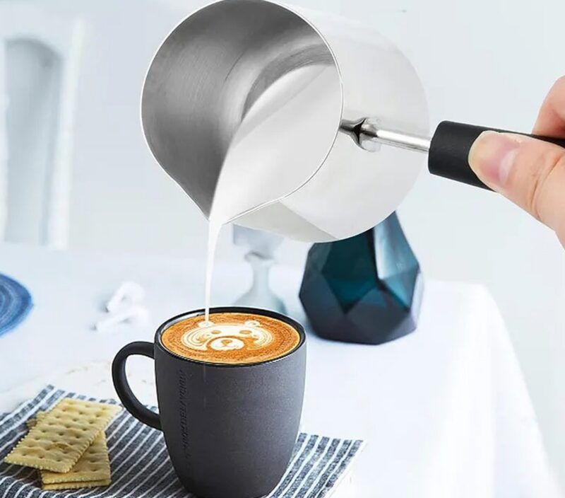 Tygielek do kawy po turecku ze stali nierdzewnej z dzióbkiem, 350-600 ml - nalewanie mleka do kubka kawy