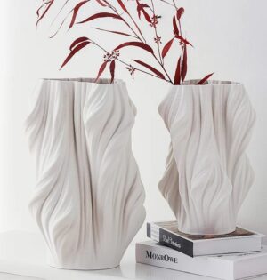 Wazon ceramiczny drukowany 3D, biały, falisty, 23-38 cm - biała komoda, dwa wazony z gałązkami