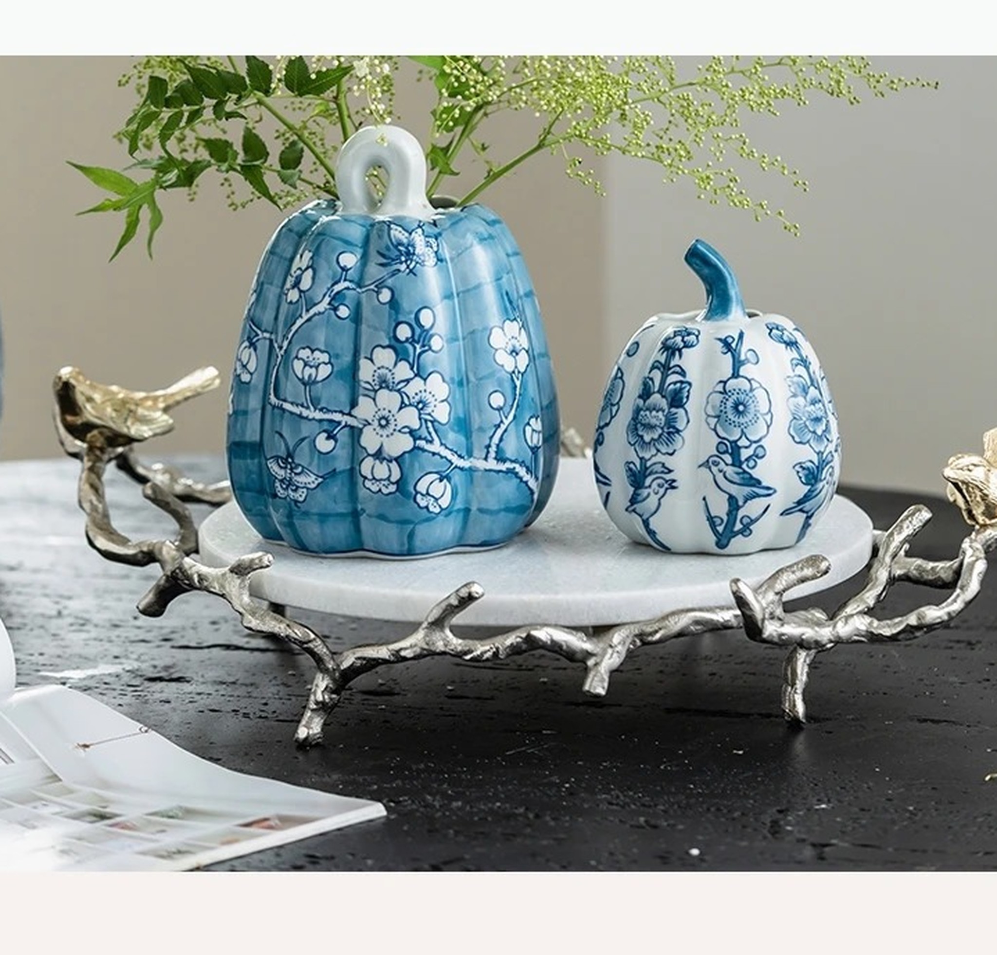 dwa wazony na ozdobnej tacy na stole
