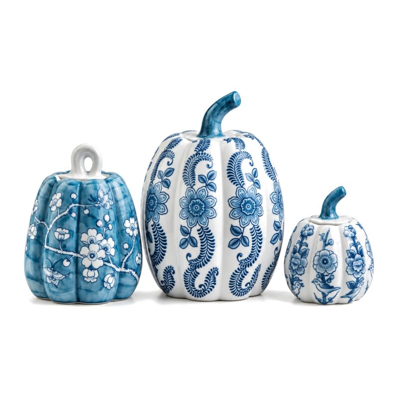 Wazon ceramiczny w kształcie dyni, niebiesko-biały wzór, 3 rozmiary - trzy rozmiary wazonu obok siebie na białym tle