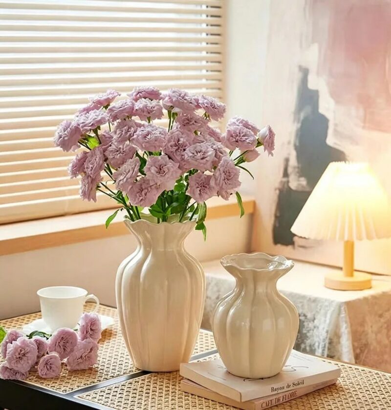 Wazon ceramiczny z falistym brzegiem 15 lub 21 cm, żebrowany, 3 kolory - stolik przy oknie z lampą, dwa beżowe wazony