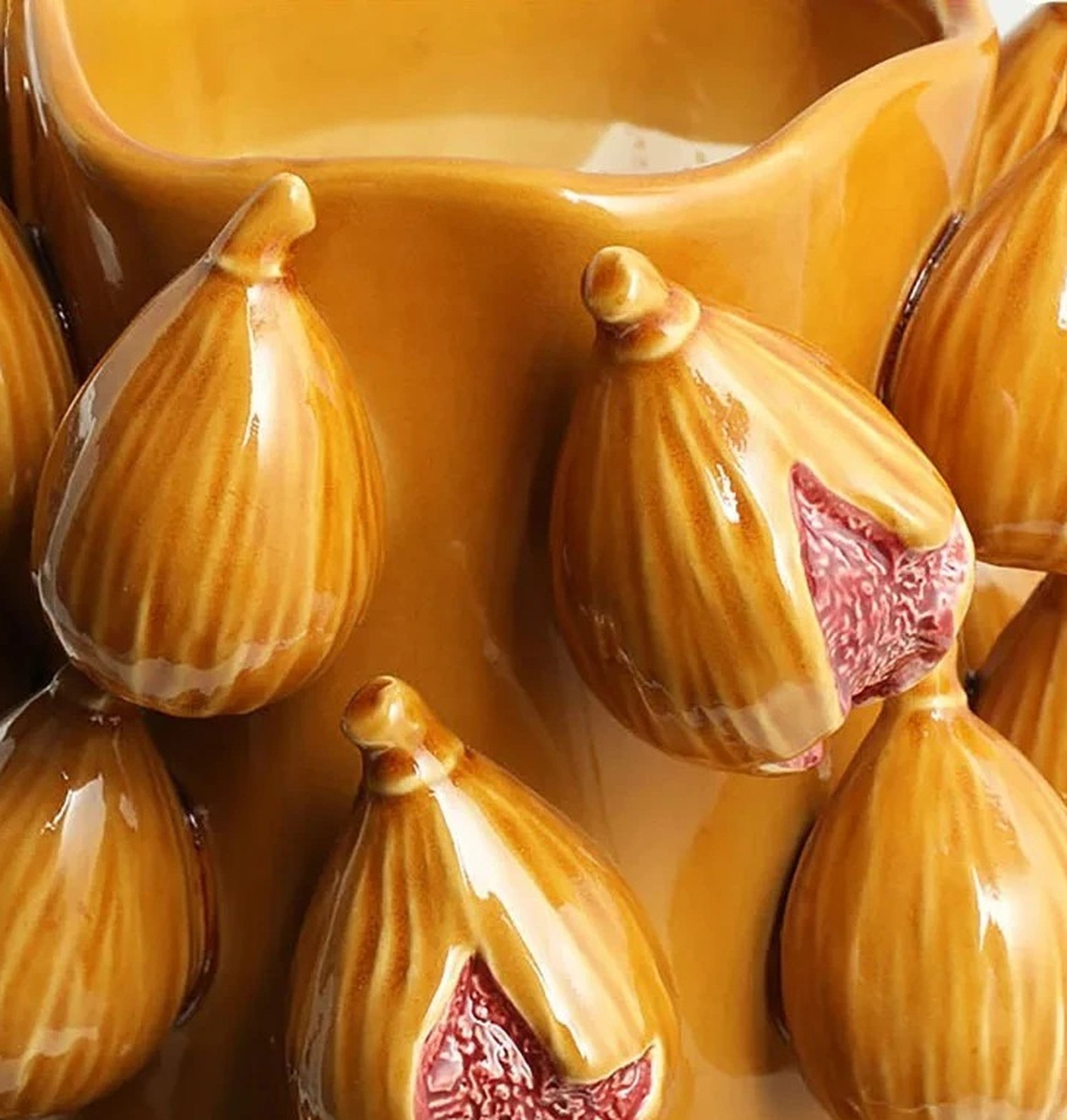 zbliżenie fig z przekrojonym czerwonym miąższem