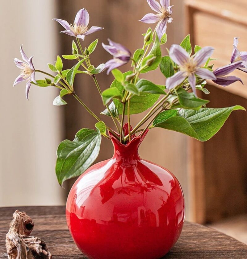 Wazon ceramiczny granat, mały wazonik na kwiaty, 8, 12 lub 16 cm - ciemny drewniany blat, fioletowe kwiaty w czerwonym wazonie