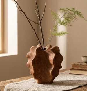Wazon ceramiczny imitujący drewno 38 cm, falisty, rustykalny, brązowy - stół przy oknie, lniany bieżnik