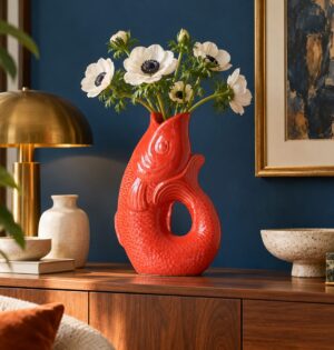 Wazon ceramiczny w kształcie karpia, szkliwiony, 26,5 lub 31,5 cm - salon z granatową ścianą, czerwony wazon z zawilcami na komodzie
