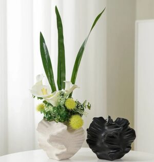 Wazon ceramiczny koralowy na suszone kwiaty, matowy, 12,6 cm - stolik z białymi i czarnym wazonem, kalie