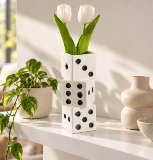 Wazon ceramiczny kostki do gry 24 cm, biały z kolorowymi oczkami - biała półka w salonie, tulipany w wazonie z czarnymi oczkami