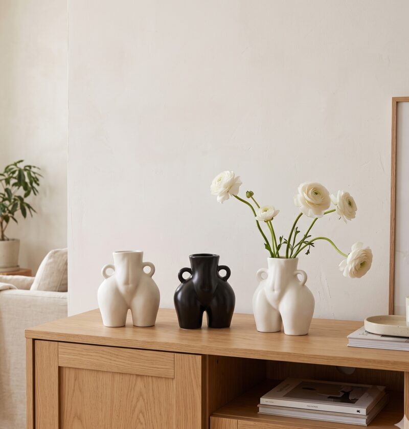Wazon ceramiczny w kształcie ciała 14 cm, z uszkami, nowoczesny - jasna minimalistyczna komoda w salonie, trzy wazony z białymi kwiatami