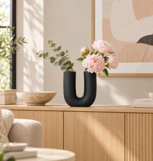Wazon ceramiczny w kształcie litery U 18,5 cm, biały lub czarny - jasny salon, czarny wazon z piwoniami na dębowej komodzie
