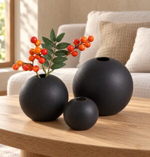 Wazon ceramiczny kula, matowy, czarny lub biały, 8-14 cm - minimalistyczny salon japandi, trzy czarne kule na stoliku