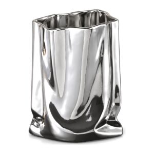 Wazon ceramiczny w kształcie marszczonej torby, srebrny lub złoty - srebrny wazon w ujęciu 3/4 z góry, widoczny otwór, na białym tle