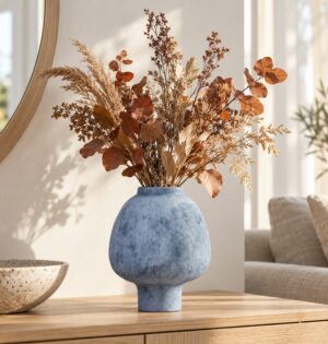 Wazon ceramiczny matowy z fakturą 21 cm, pękaty, na nóżce - stolik z lnianym obrusem, niebieski wazon z suszkami